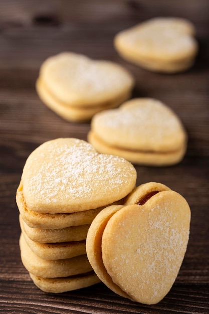 Biscoitos amanteigados deliciosos recheados com pasta de goiaba