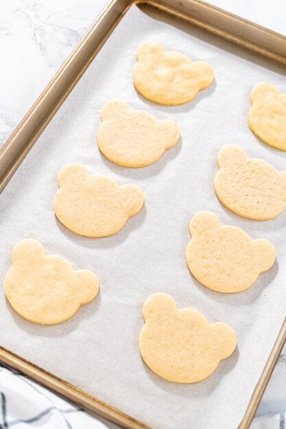 Biscoitos amanteigados em forma de panda com cobertura de chocolate