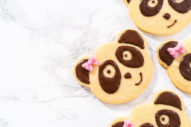 Biscoitos amanteigados em forma de panda com cobertura de chocolate