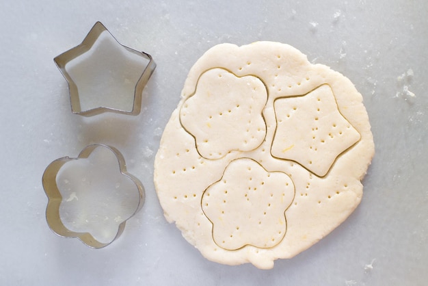 Biscoitos amanteigados em uma mesa com moldes cortados