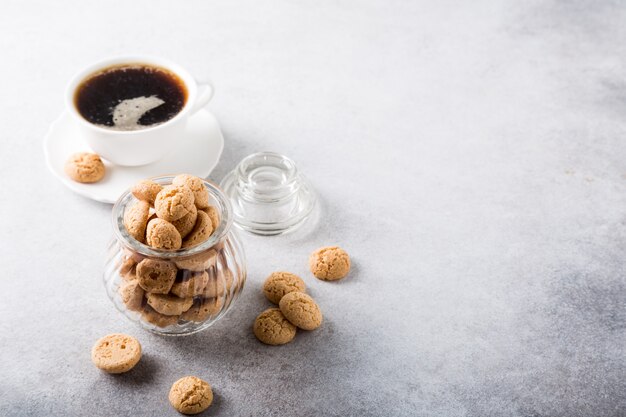 Biscoitos amaretti com xícara de café branca