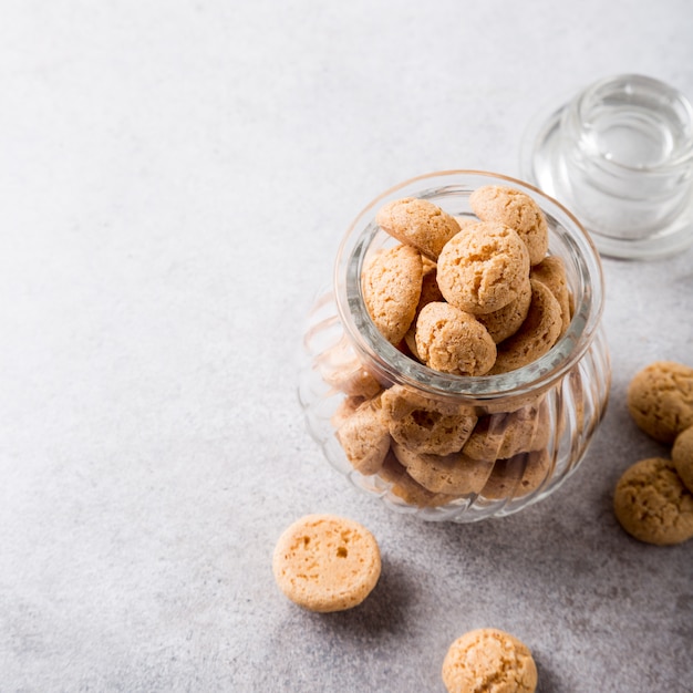 Biscoitos amaretti em pote de vidro