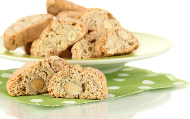 Biscoitos aromáticos cantuccini isolados em branco