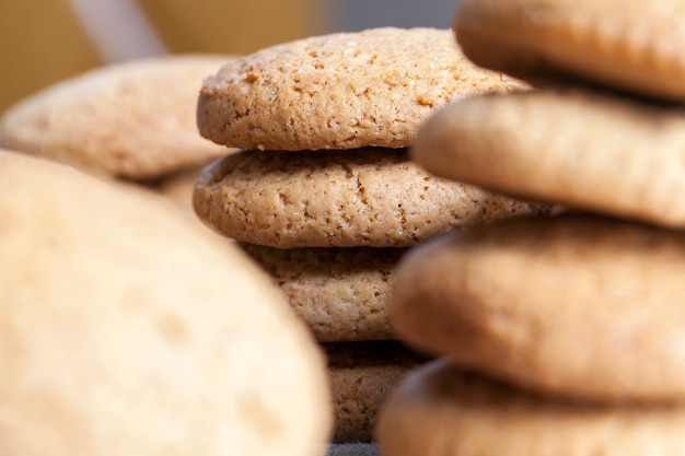 Foto biscoitos assados com farinha de aveia e farinha de trigo, biscoitos doces secos e crocantes com adição de açúcar e biscoitos de aveia de baixa caloria