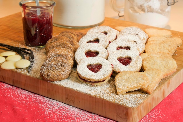 Biscoitos assados em tábua de cortar