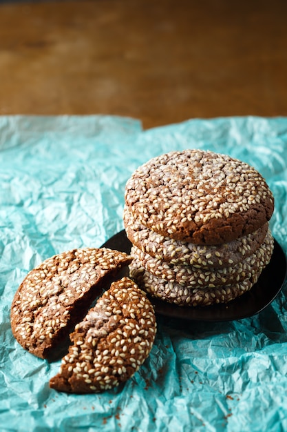 Biscoitos assados frescos saudáveis com gergelim