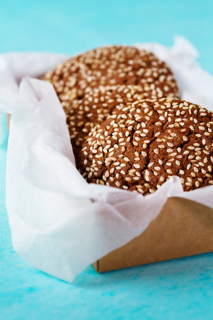 Biscoitos assados frescos saudáveis com gergelim