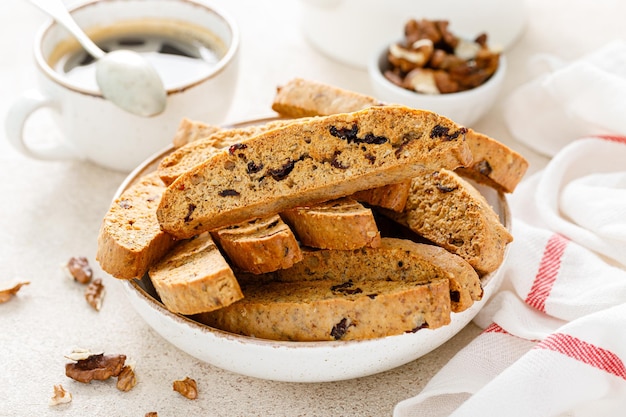 Biscoitos Biscotti com nozes secas e com uma xícara de café