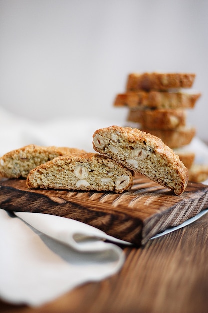 biscoitos biscotti em um fundo de madeira