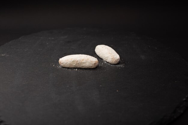 Biscoitos brancos com açúcar de confeiteiro