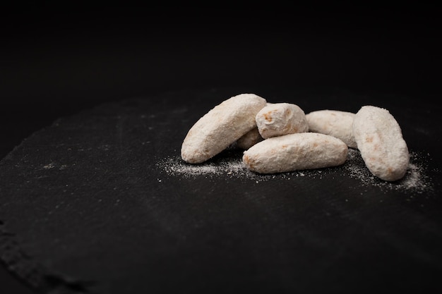 Biscoitos brancos com açúcar de confeiteiro