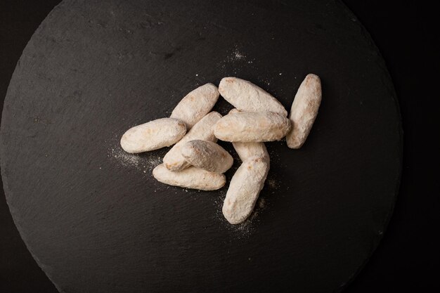 Biscoitos brancos com açúcar de confeiteiro