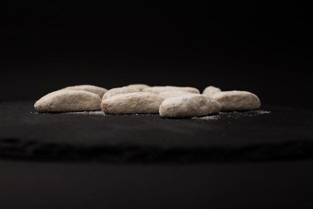 Biscoitos brancos com açúcar de confeiteiro