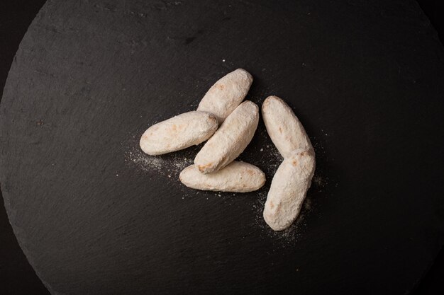 Biscoitos brancos com açúcar de confeiteiro