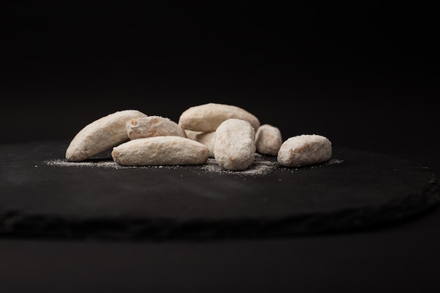 Biscoitos brancos com açúcar de confeiteiro