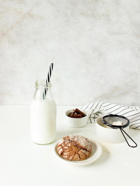 Biscoitos brownie de chocolate em açúcar de confeiteiro Chocolate Crinkles