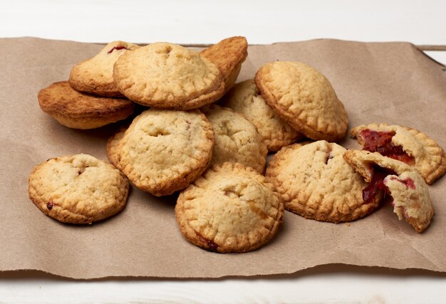 Biscoitos caseiros assados em papel pardo, sobremesa deliciosa