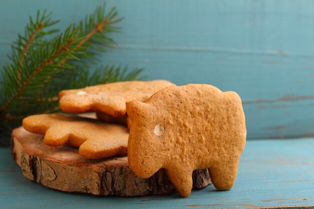 Biscoitos caseiros (biscoitos) em forma de ovelha e mel