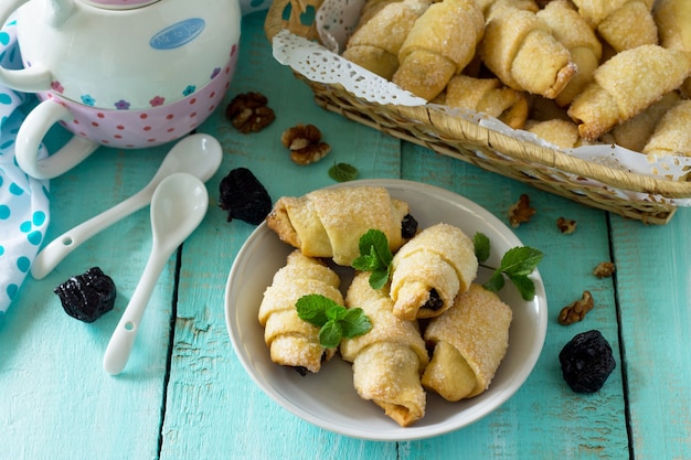 Biscoitos caseiros com ameixas secas e nozes em uma mesa de madeira rústica espaço livre para seu texto