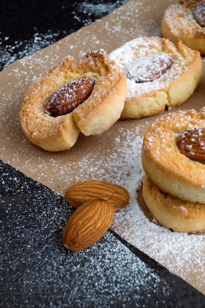 Biscoitos caseiros com amêndoas e açúcar em pó.