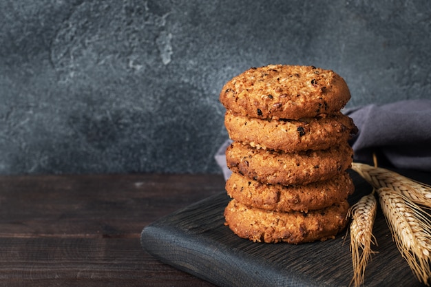 Biscoitos caseiros com cereais e sementes.