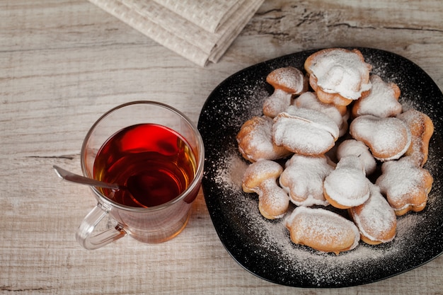 Biscoitos caseiros com leite condensado recheado com nozes