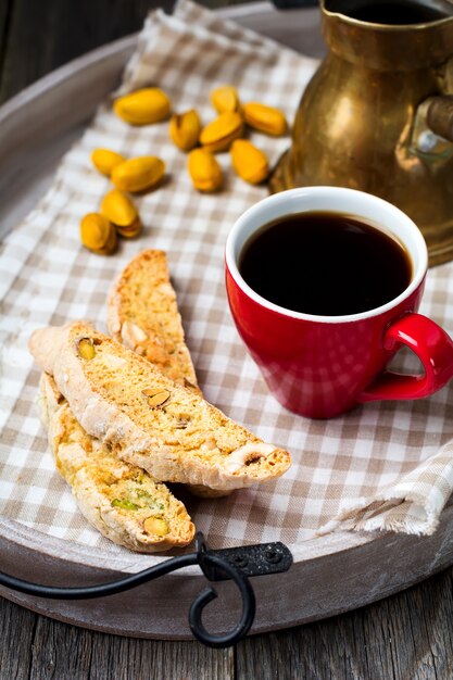 Biscoitos caseiros com nozes e café