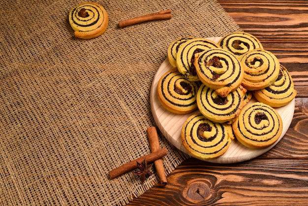 Biscoitos caseiros com passas e sementes de papoila. Espaço para texto ou design.