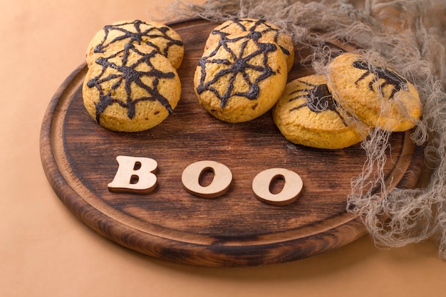 Biscoitos caseiros com teias de aranha e aranha para a celebração do halloween