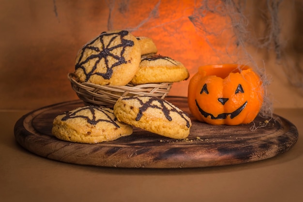 Biscoitos caseiros com teias de aranha e aranha para a celebração do Halloween