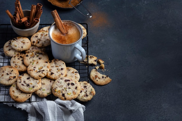 Biscoitos caseiros crocantes com pistache, cereja e manteiga