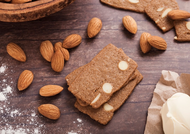 Biscoitos caseiros de biscoito de amêndoa com amêndoas cruas