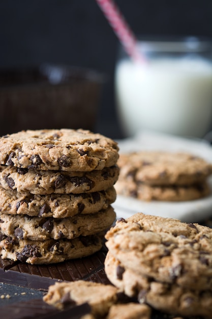 Biscoitos caseiros de chocolate e leite na ardósia