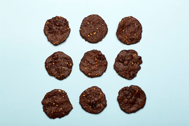 Biscoitos caseiros de chocolate sem glúten com cereais, nozes e cacau orgânico.