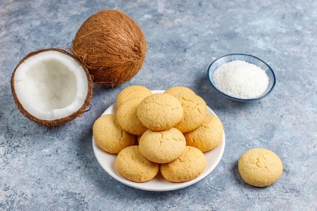 Foto biscoitos caseiros de coco vegan saudável com metade de coco