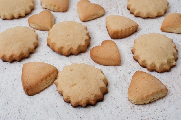 Biscoitos caseiros de diferentes formas corações estrelas e triângulos vista lateral