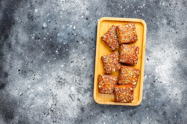 Biscoitos caseiros de estaladiço com sementes de gergelim, aveia, abóbora e girassol. Lanche saudável, bolachas