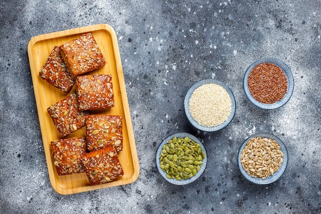 Biscoitos caseiros de estaladiço com sementes de gergelim, aveia, abóbora e girassol. lanche saudável, bolachas