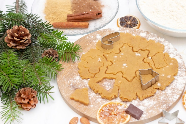 Biscoitos caseiros de gengibre com ingredientes para o Natal