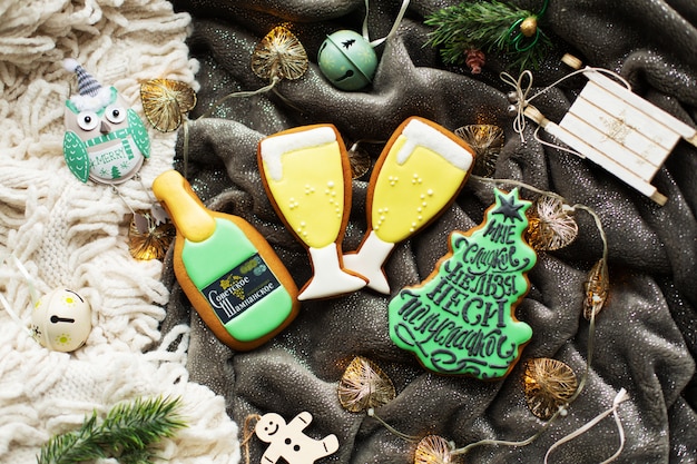 Biscoitos caseiros de gengibre de Natal e decorações de Natal.