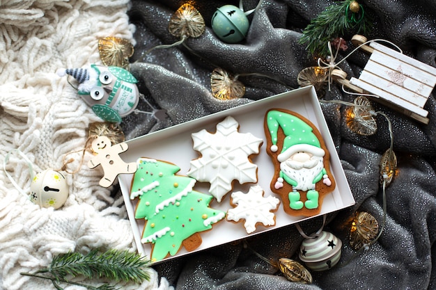 Biscoitos caseiros de gengibre de Natal e decorações de Natal.