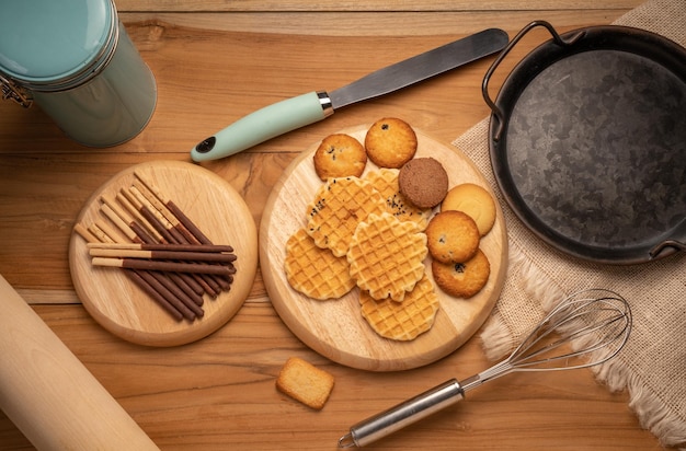 Biscoitos caseiros de manteiga e biscoitos de chocolate e biscoitos palitos no fundo de madeira