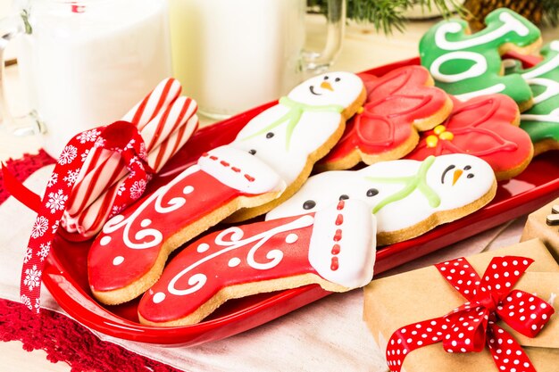 Biscoitos caseiros de Natal decorados com glacê colorido.