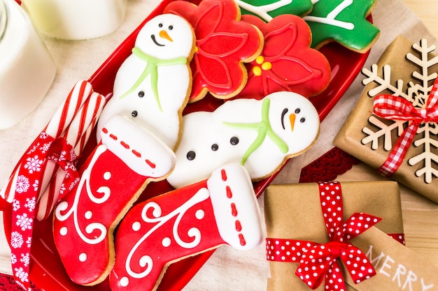 Biscoitos caseiros de Natal decorados com glacê colorido.