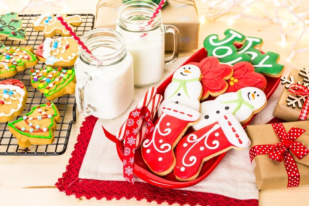 Biscoitos caseiros de Natal decorados com glacê colorido.