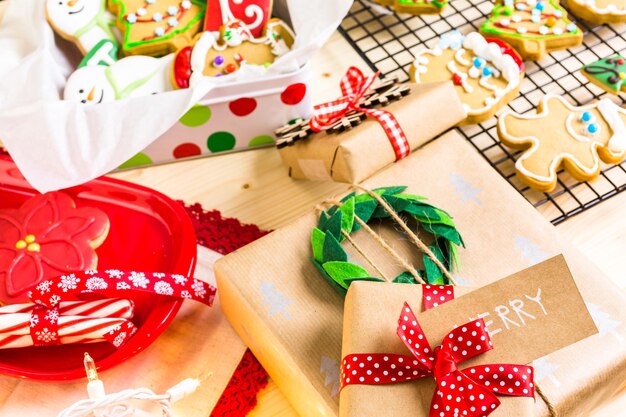 Biscoitos caseiros de Natal decorados com glacê colorido.