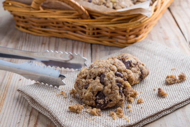 Biscoitos caseiros de noz de chocolate com ingredientes