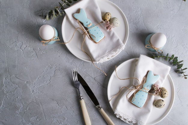 Biscoitos caseiros de Páscoa em forma de um coelho engraçado na chapa branca. Configuração de mesa festiva de Páscoa. Decorações de férias.