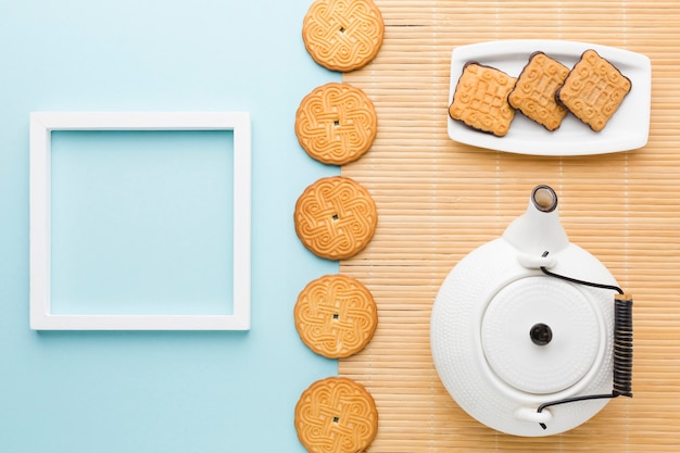 Foto biscoitos caseiros de vista superior com moldura em cima da mesa