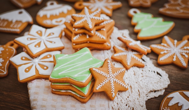 Biscoitos caseiros deliciosos de gengibre de Natal